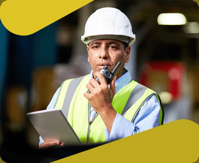 Operador com rádio comunicador em ambiente industrial