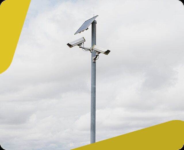 Poste com câmeras de vigilância alimentadas por painel solar