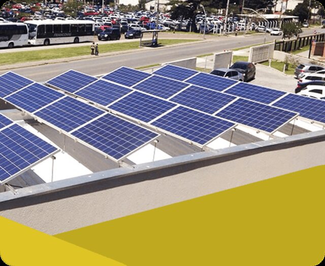 Usina solar instalada sobre a cobertura de uma empresa