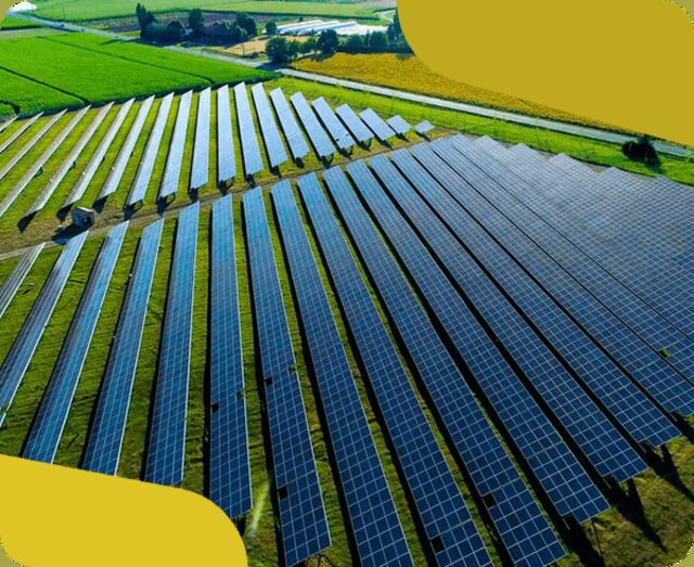 Vista aérea de usina solar instalada em área rural