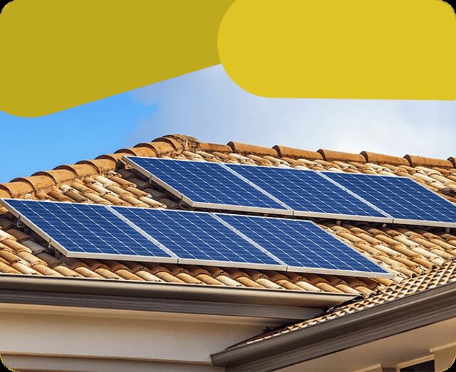 Painéis solares instalados no telhado de uma residência